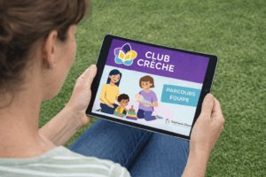 Professionnelle de crèche suivant un parcours équipe IEPE sur tablette